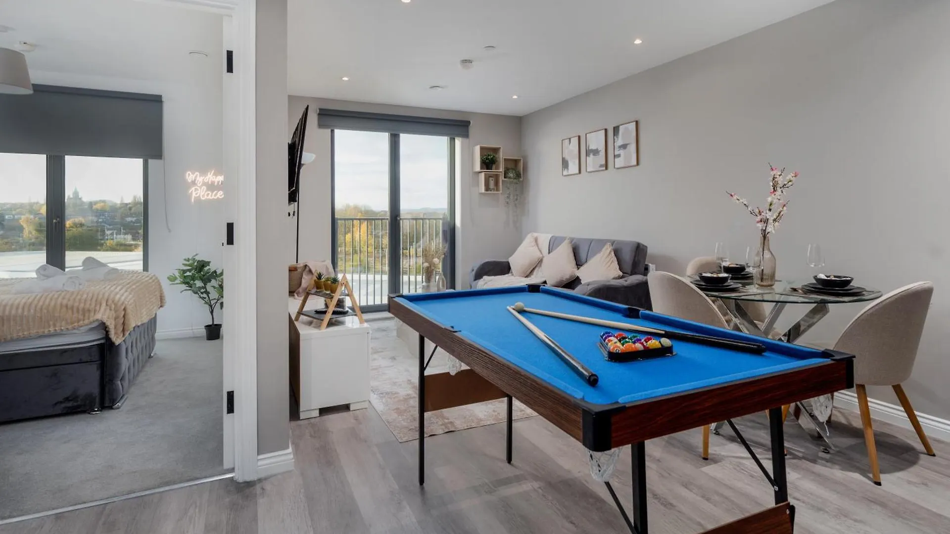 Springwell Suite - City Centre - Balcony & Pool Table - 3 Bed Leeds  0*, Leeds (West Yorkshire) United Kingdom