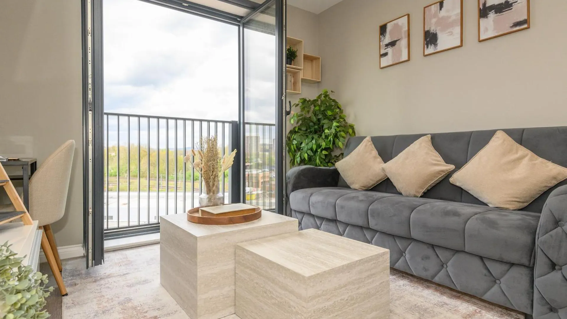 Apartment Springwell Suite - City Centre - Balcony & Pool Table - 3 Bed Leeds